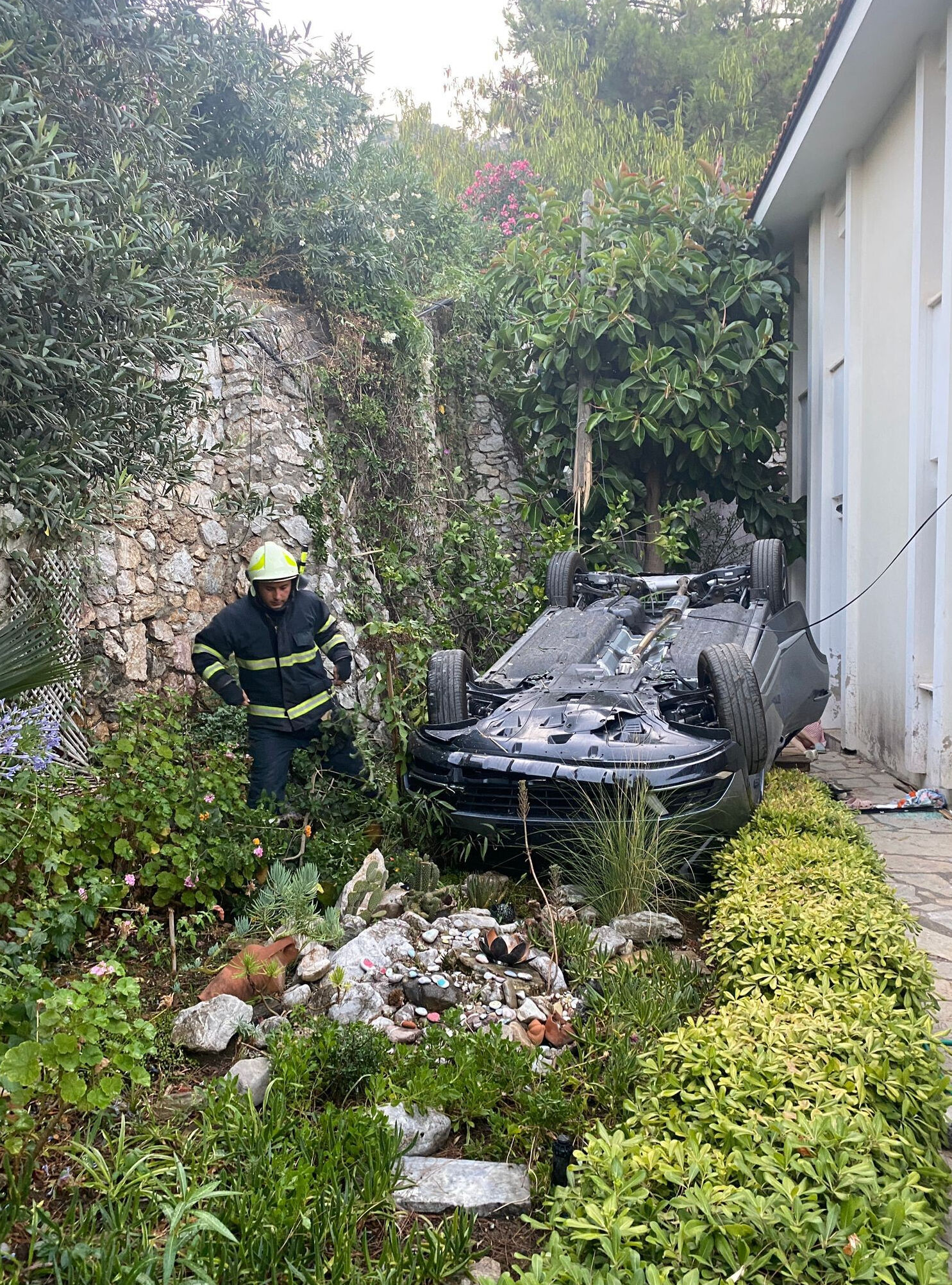 Marmaris'te otomobil evin bahçesine uçtu! Ölü ve yaralılar var - 1. Resim