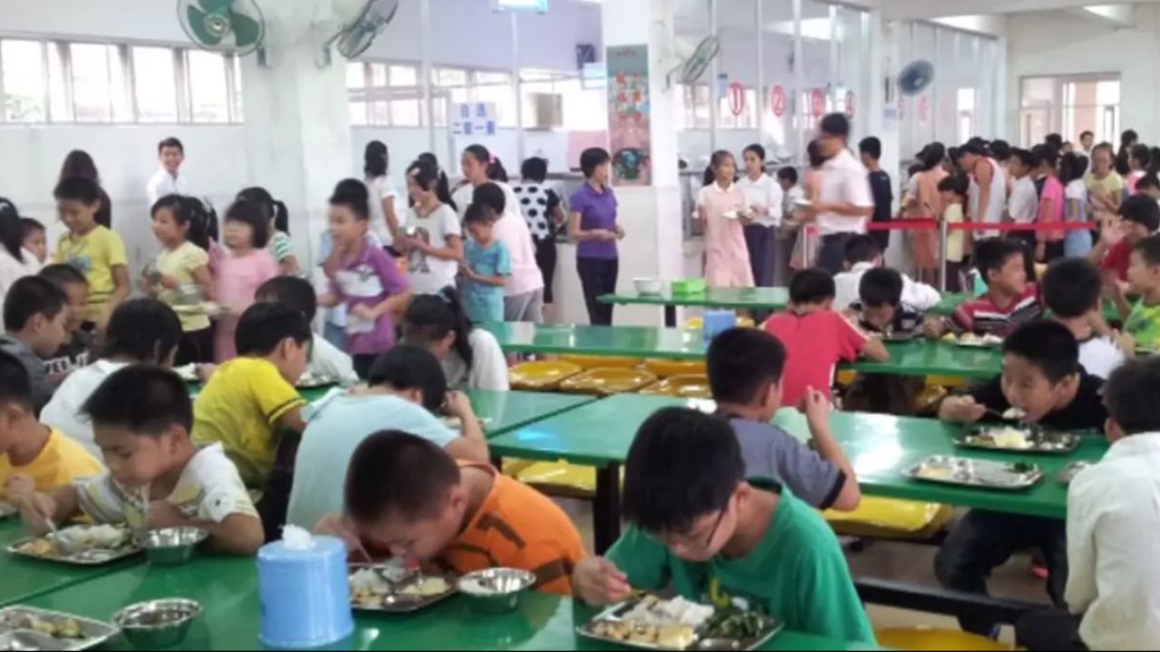 Okulda çıkan yemek hastanelik etti! 200'den fazla çocuk zehirlendi Okulda çıkan yemek hastanelik etti! 200'den fazla çocuk zehirlendi