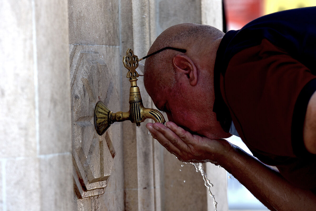 Sıcaktan bunalan Boğaz'a kendi bıraktı! Uzmanlar uyarmıştı, termometreler 40 dereceyi geçti - 5. Resim