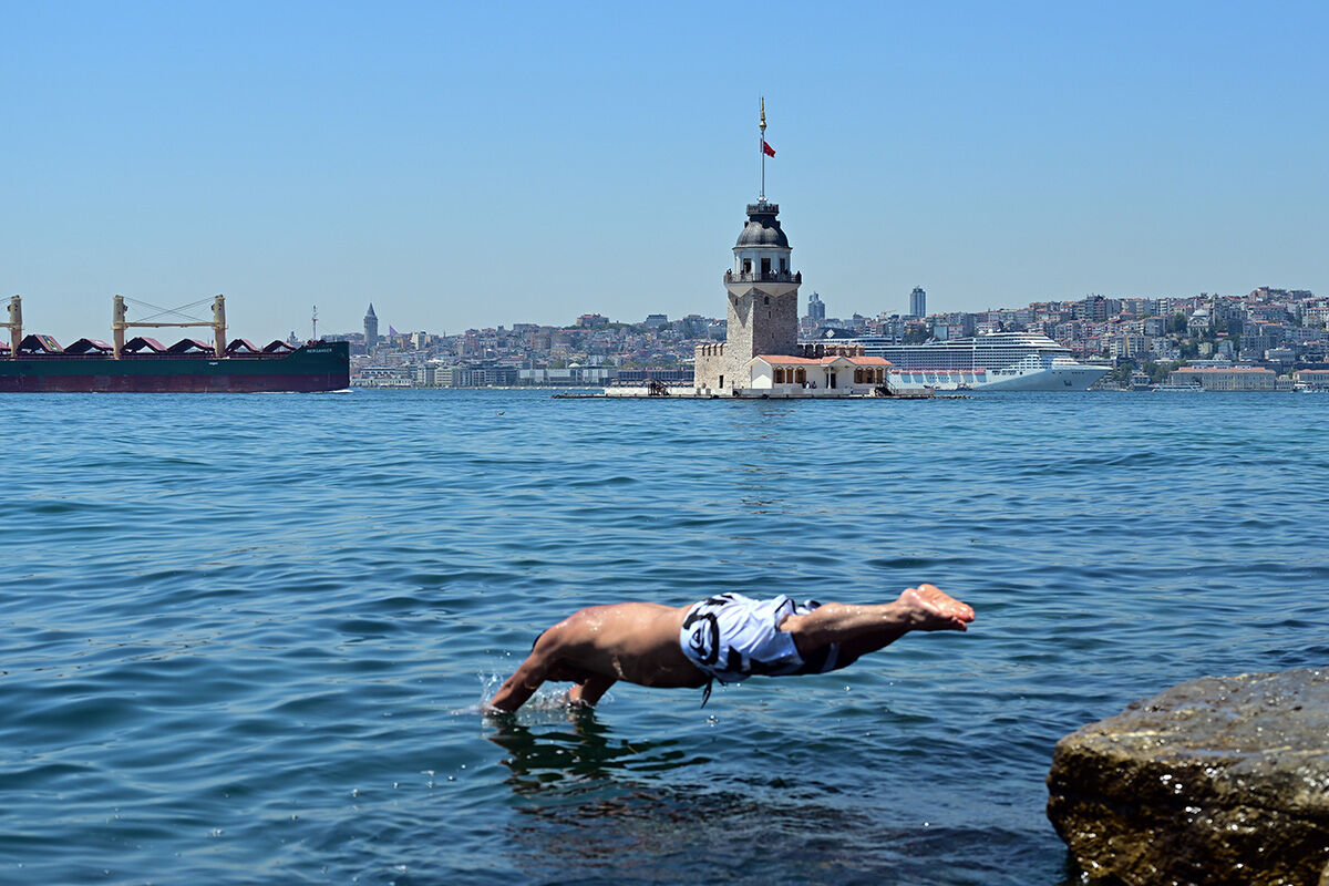 Sıcaktan bunalan Boğaz'a kendi bıraktı! Uzmanlar uyarmıştı, termometreler 40 dereceyi geçti - 4. Resim