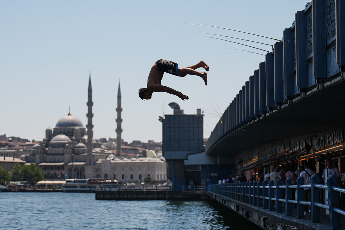 Sıcaktan bunalan Boğaz'a kendi bıraktı! Uzmanlar uyarmıştı, termometreler 40 dereceyi geçti - 2. Resim