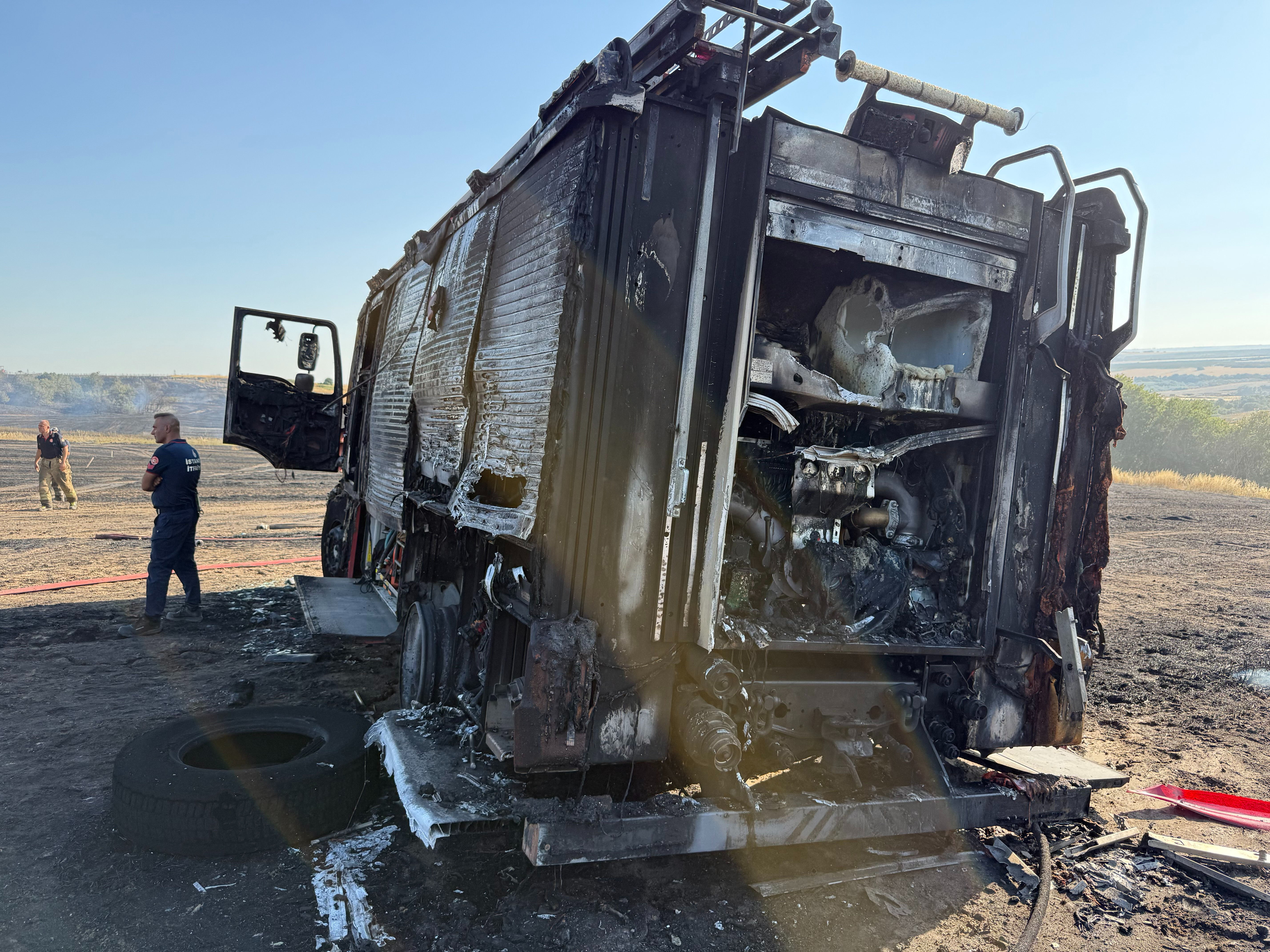 Silivri'de otluk alanda yangın! İtfaiye aracı yandı, 2 kişi yaralandı - 2. Resim