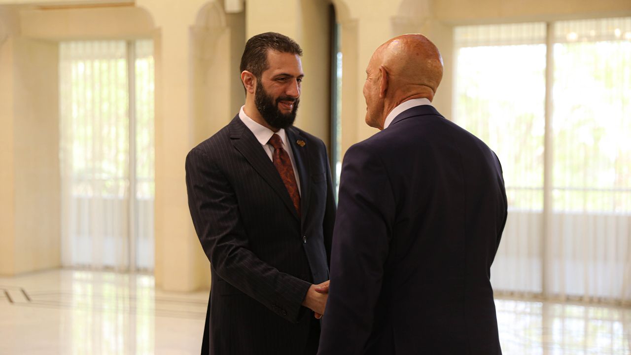 Suriye ile ABD arasında kritik temas! Şara, Barrack'la bir araya geldi Suriye ile ABD arasında kritik temas! Şara, Barrack'la bir araya geldi