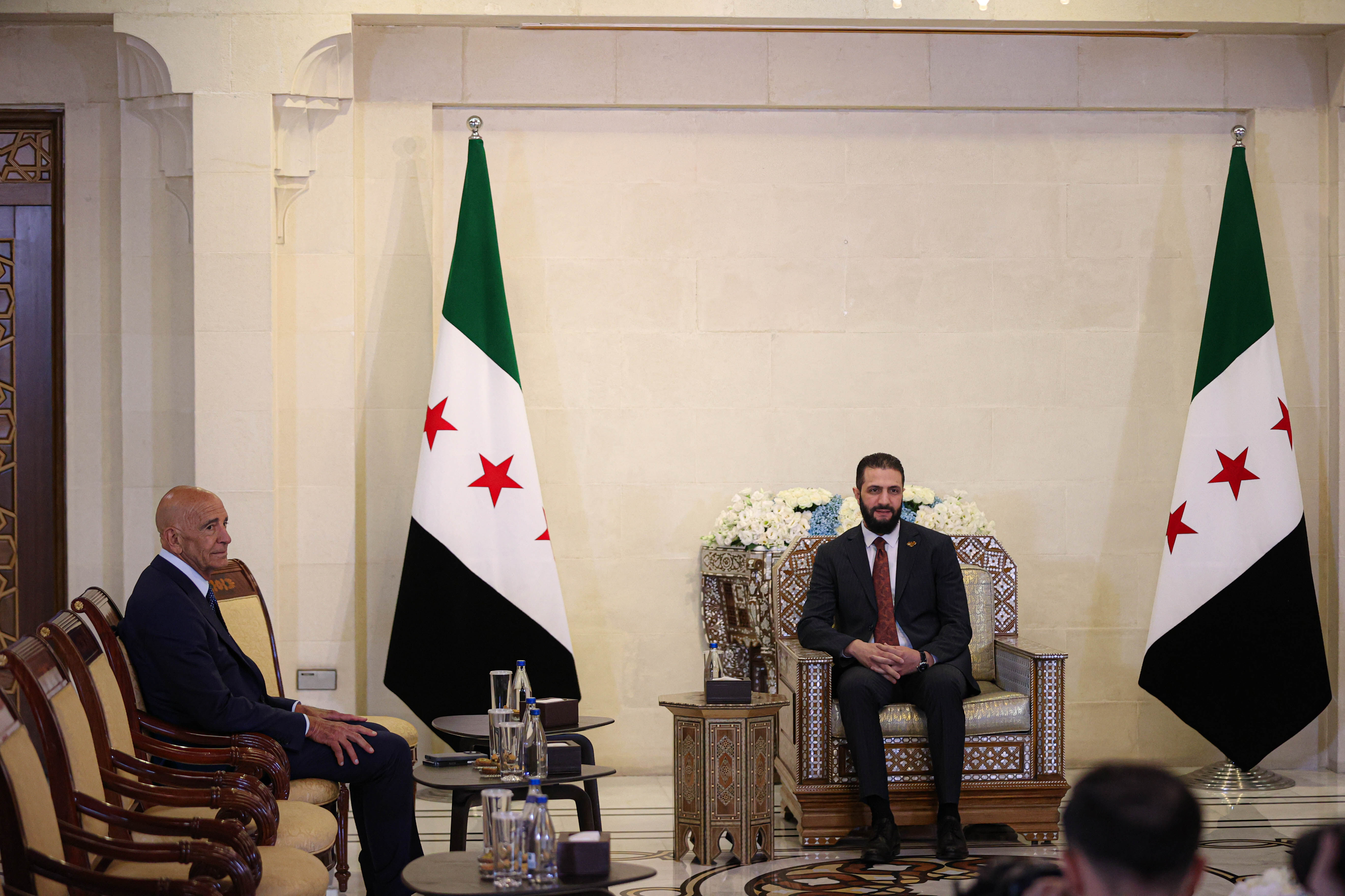 Suriye ile ABD arasında kritik temas! Şara, Barrack'la bir araya geldi - 1. Resim