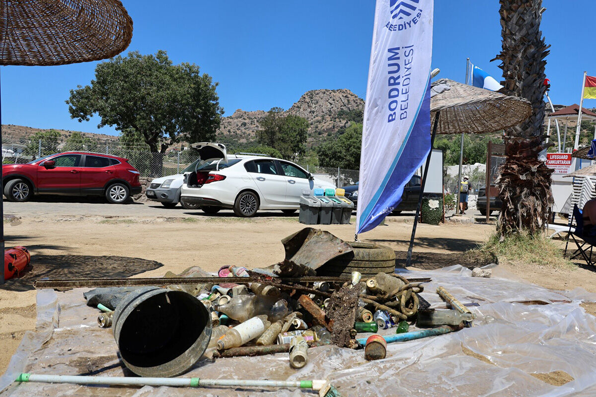 Temizlik devam ediyor! En popüler tatil beldesinin dibinden pislik çıktı - 1. Resim