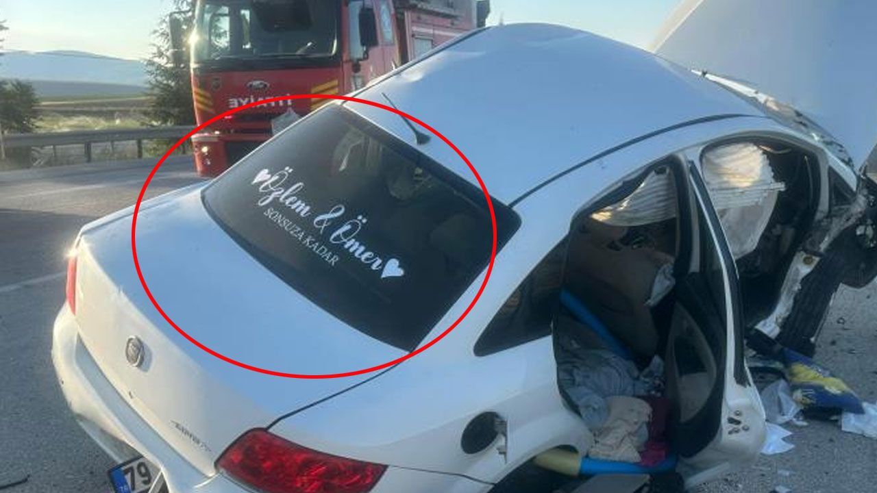Üsteğmen ve eşini trafik kazası ayırdı! Otomobilin arkasındaki yazı yürek sızlattı Üsteğmen ve eşini trafik kazası ayırdı! Otomobilin arkasındaki yazı yürek sızlattı
