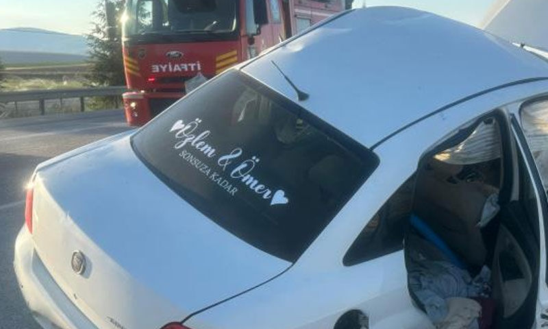 Üsteğmen ve eşini trafik kazası ayırdı! Otomobilin arkasındaki yazı yürek sızlattı - 3. Resim