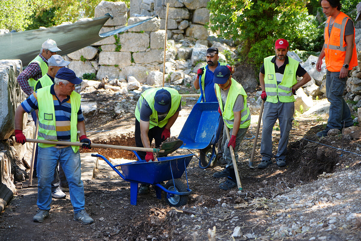 Üzerini otlar kaplamıştı! Binlerce yıldır burada... Seneler sonra ilk kazma vuruldu - 3. Resim