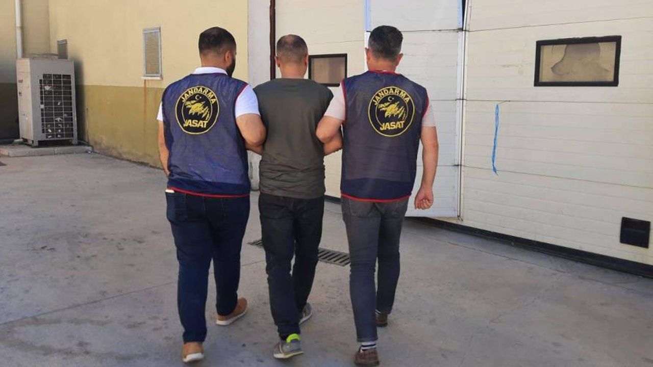 19 suç kaydı, 14 yıl 6 ay hapis cezası... Saklandığı adreste kıskıvrak yakalandı 19 suç kaydı, 14 yıl 6 ay hapis cezası... Saklandığı adreste kıskıvrak yakalandı