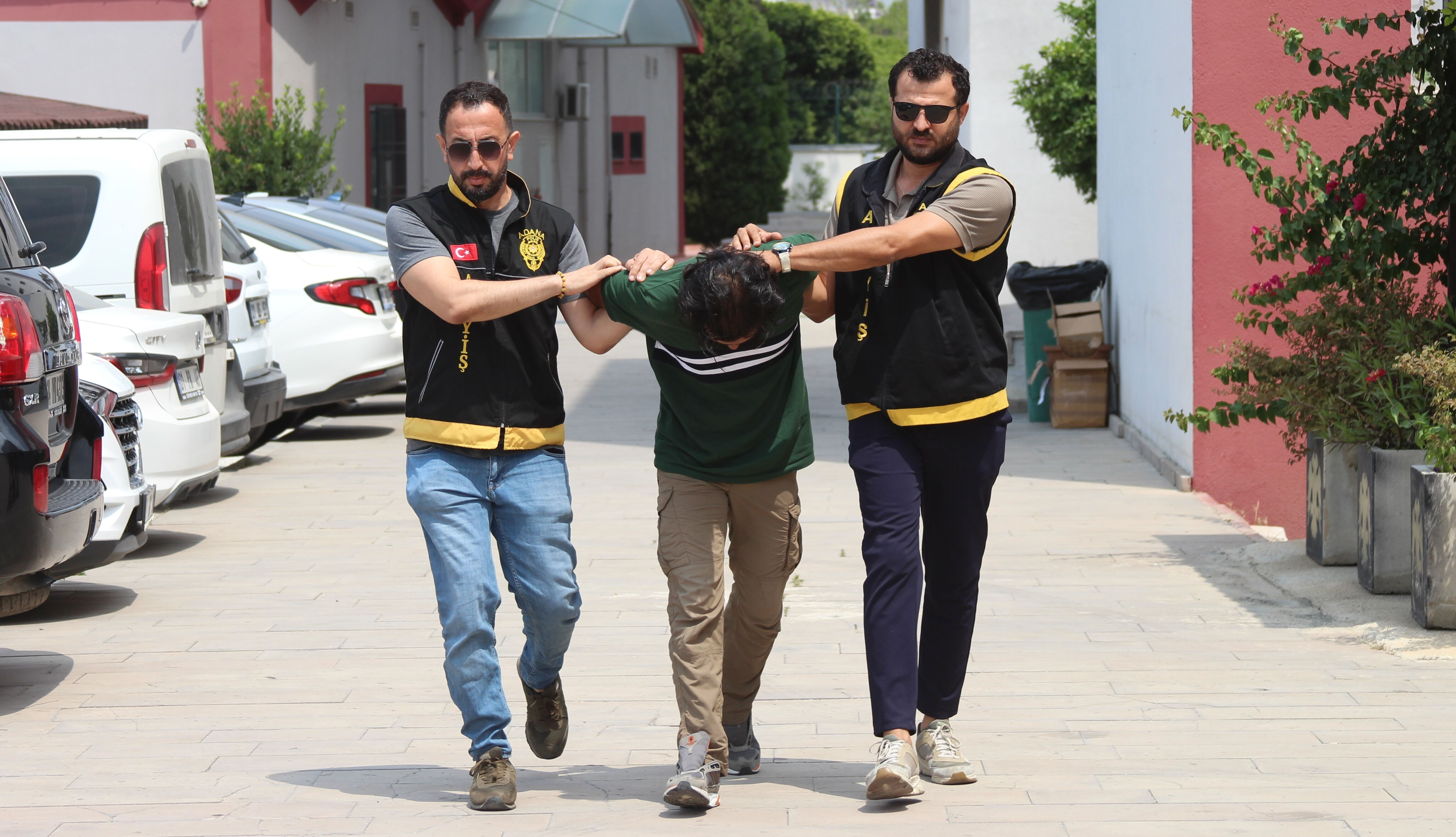 2 genc, sopayla dövdü serbest kaldı, yaşlı adamı da dövünce tutuklandı - 1. Resim