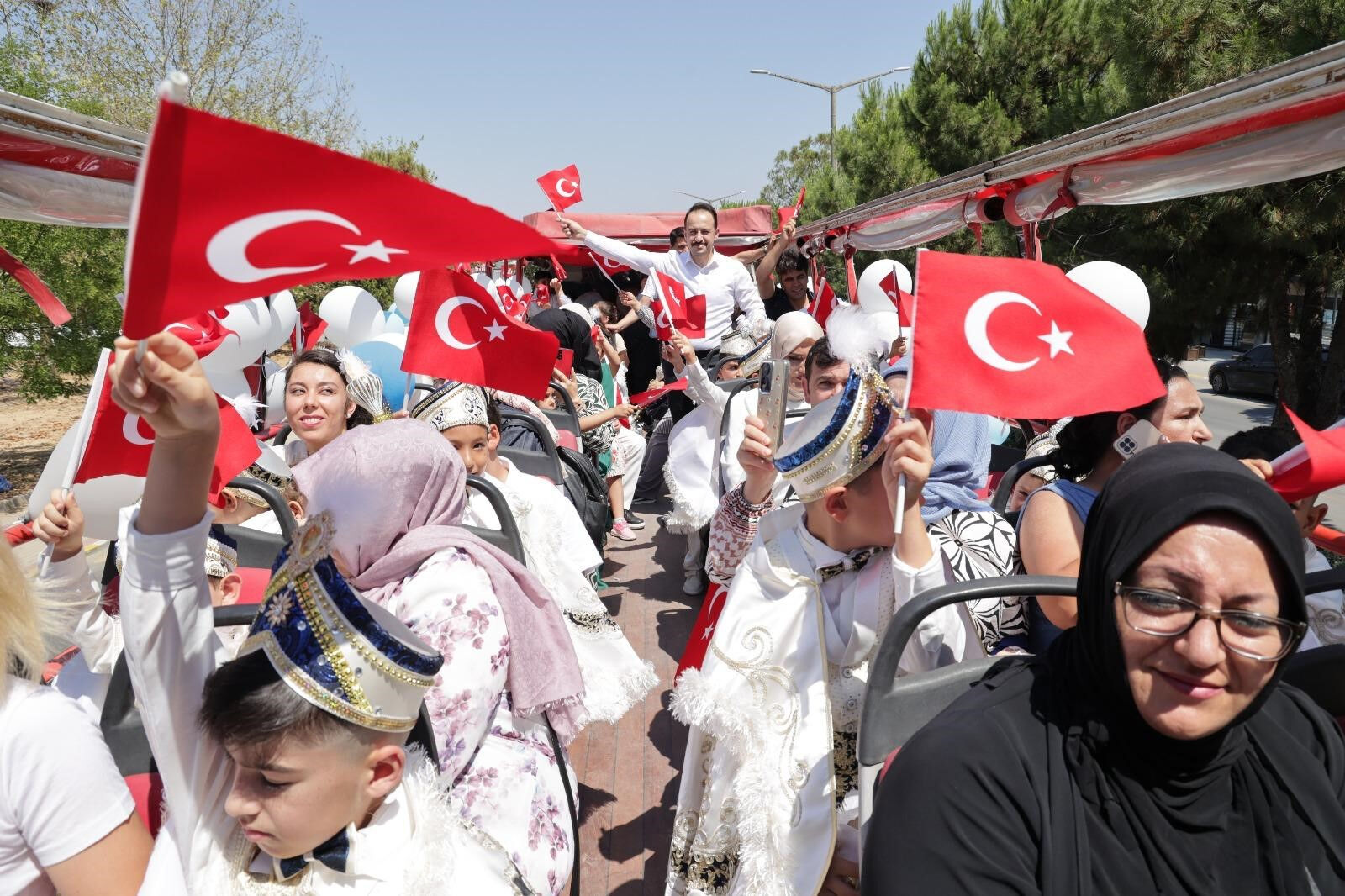 529 yıllık vakıf geleneği yaşatılıyor! 117 çocuk el açtı, padişaha dua etti - 3. Resim