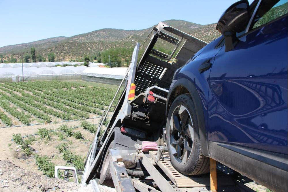 Amasya'da tır tarlaya uçtu, sıfır araçlar zarar gördü! Kaza anı kamerada - 2. Resim