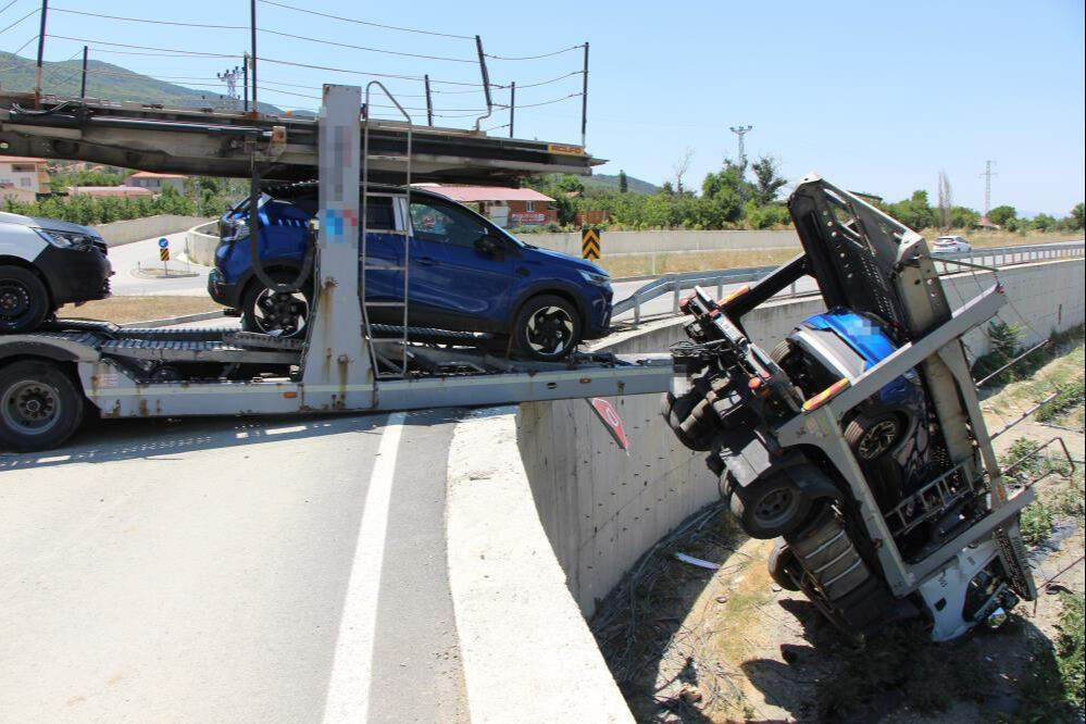 Amasya'da tır tarlaya uçtu, sıfır araçlar zarar gördü! Kaza anı kamerada - 1. Resim
