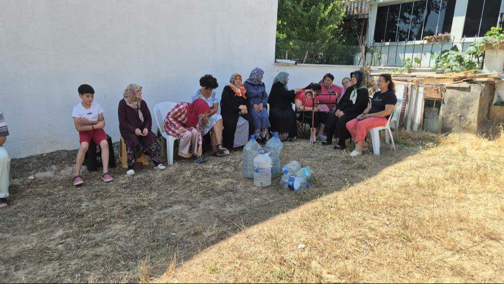 Arıtma tesisinin dibinde susuz kaldılar! Halktan belediyeye bidonlu protesto Arıtma tesisinin dibinde susuz kaldılar! Halktan belediyeye bidonlu protesto - 2. Resim