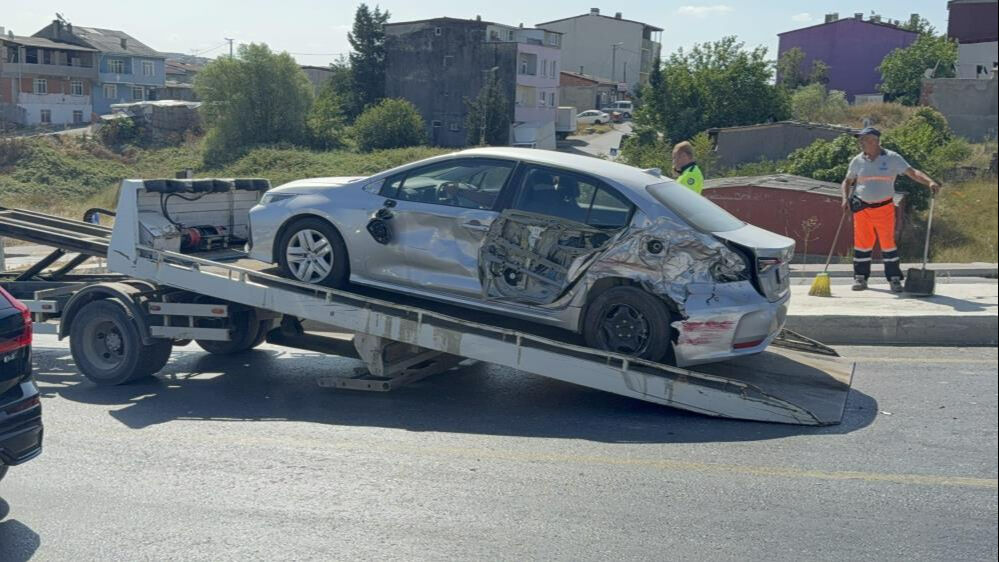 Başakşehir'de ortalık savaş alanına döndü! Kamyonet tam 9 aracı biçti: Yaralılar var - 2. Resim