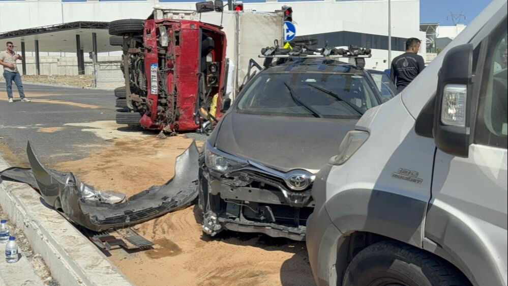 Başakşehir'de ortalık savaş alanına döndü! Kamyonet tam 9 aracı biçti: Yaralılar var - 1. Resim