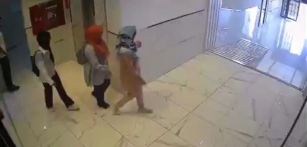 Baş&ouml;rt&uuml;yle gizlenmeye &ccedil;alıştılar! Bina g&ouml;revlisi fark edince oyunları bozuldu - 1. Resim