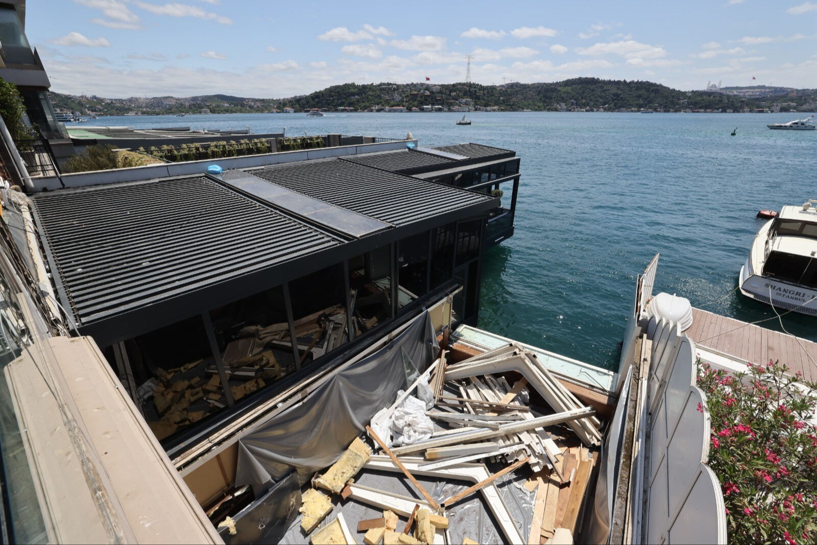 Boğaz'ın sosyetik mekanları tek tek yıkılıyor! Ekipler meşhur pastaneye balyozu vurdu - 1. Resim