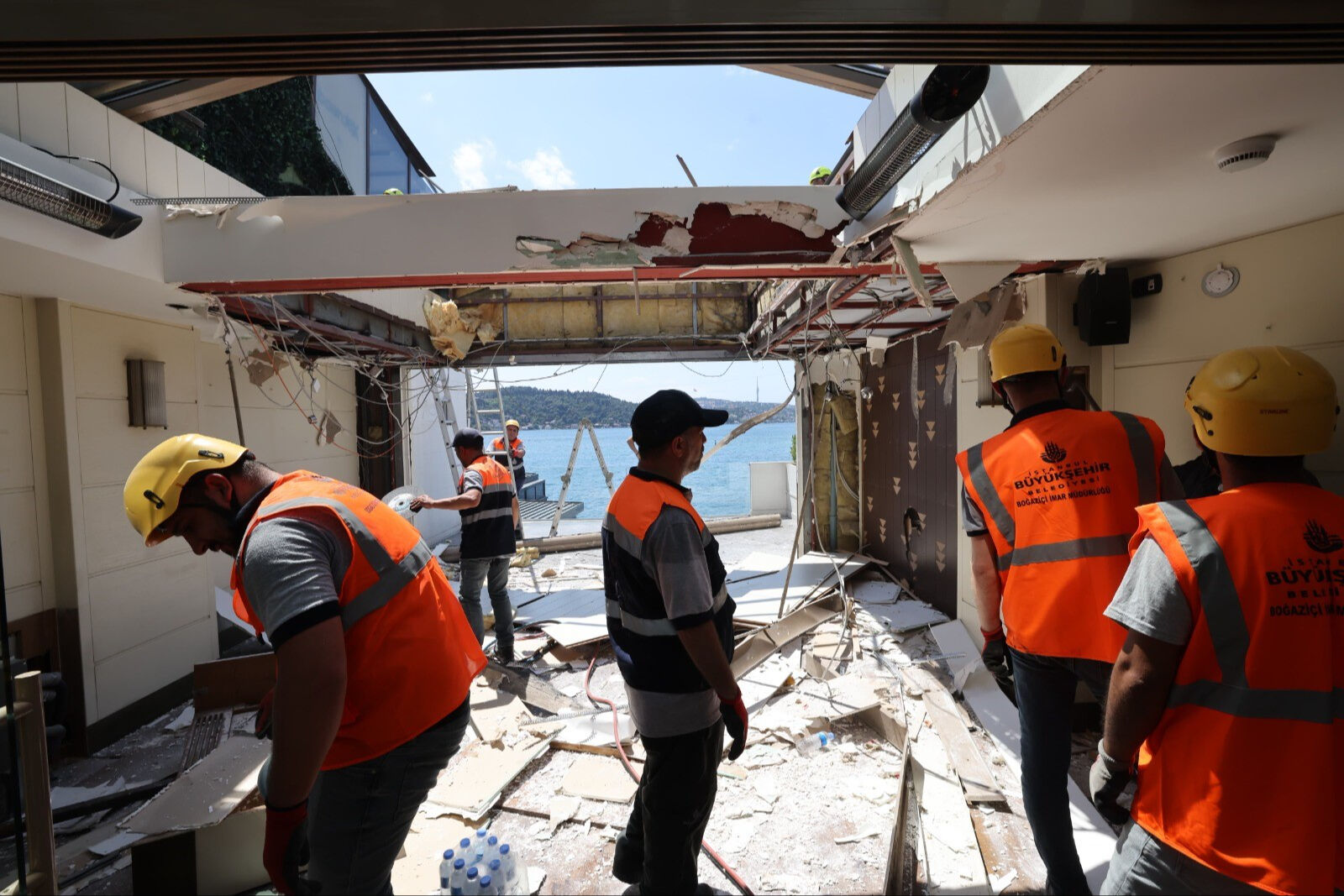 Boğaz'ın sosyetik mekanları tek tek yıkılıyor! Ekipler meşhur pastaneye balyozu vurdu - 3. Resim