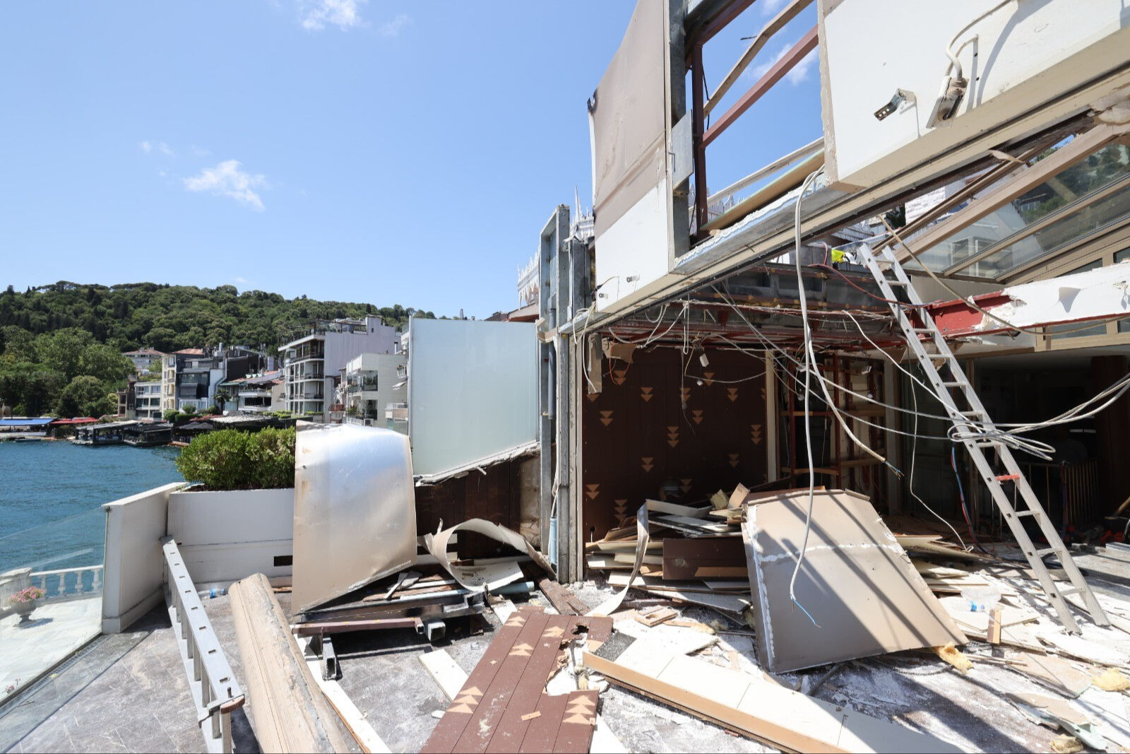 Boğaz'ın sosyetik mekanları tek tek yıkılıyor! Ekipler meşhur pastaneye balyozu vurdu - 2. Resim