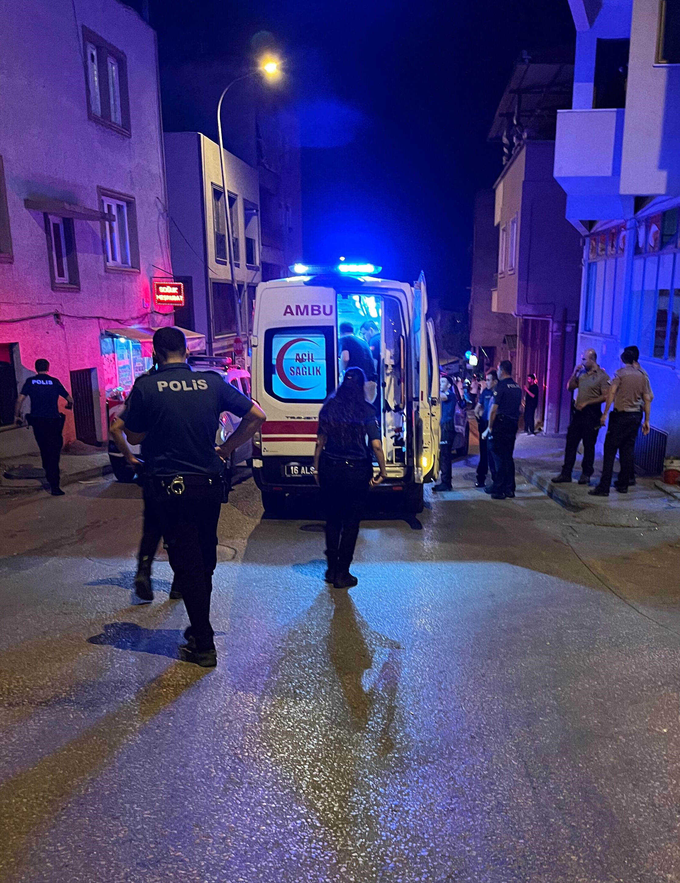Bursa'da polise alçak saldırı! Firari yakını araba ile ezdi - 1. Resim