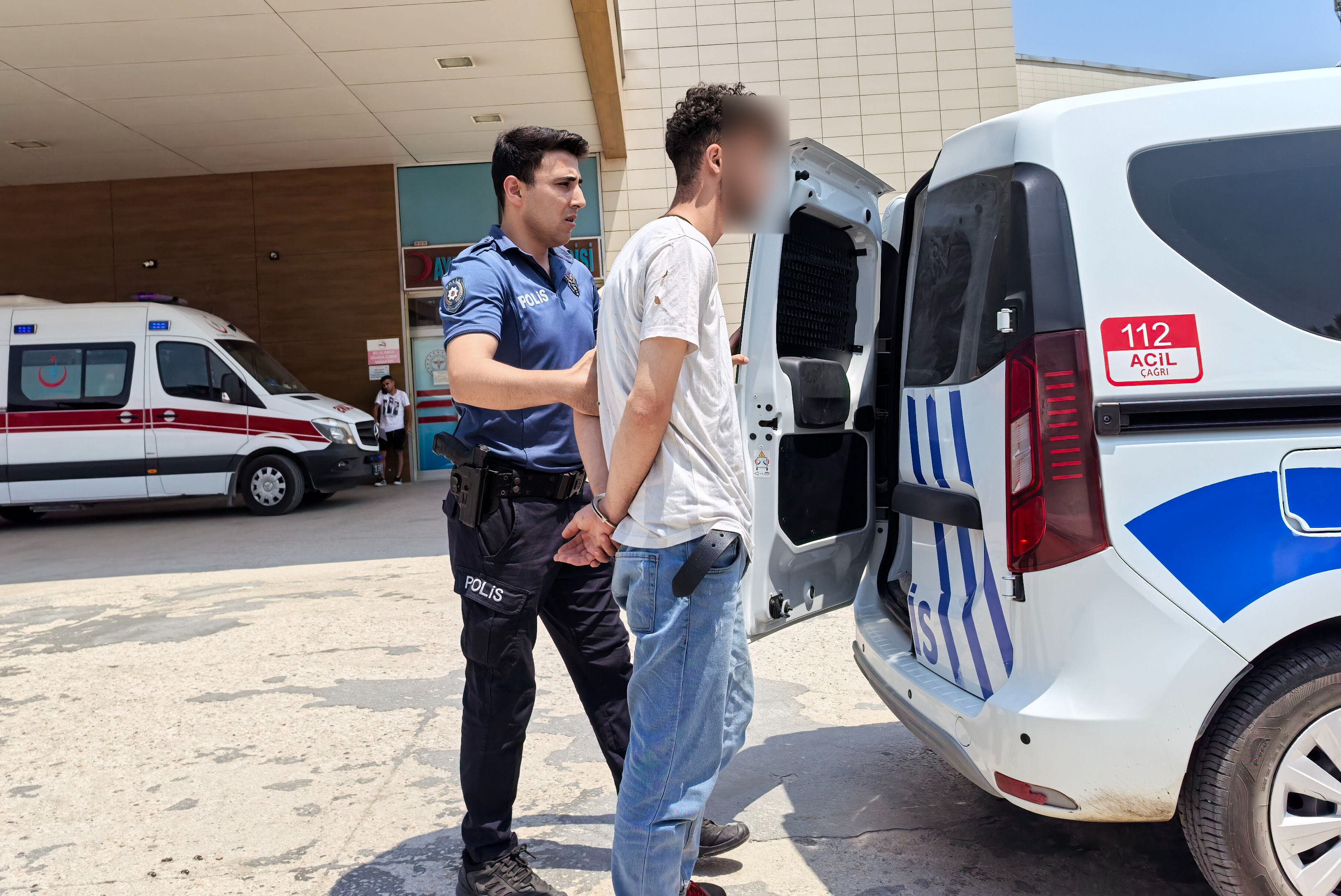 Dedesi yaşındaki adamı, hortumla serinletmedi diye hastanelik etti - 1. Resim