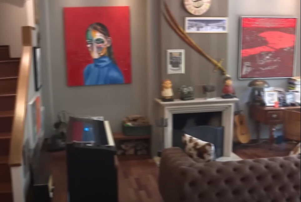 Emre Altuğ evinin kapılarını ilk kez açtı! Detaylar sosyal medyada gündem oldu: Bir bakan bir daha baktı... - 1. Resim