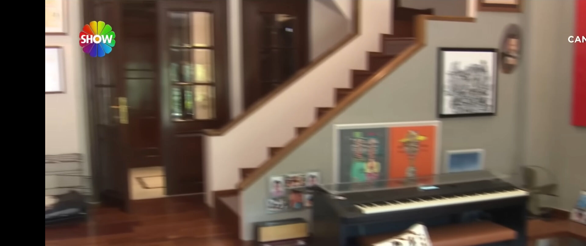 Emre Altuğ evinin kapılarını ilk kez açtı! Detaylar sosyal medyada gündem oldu: Bir bakan bir daha baktı... - 4. Resim