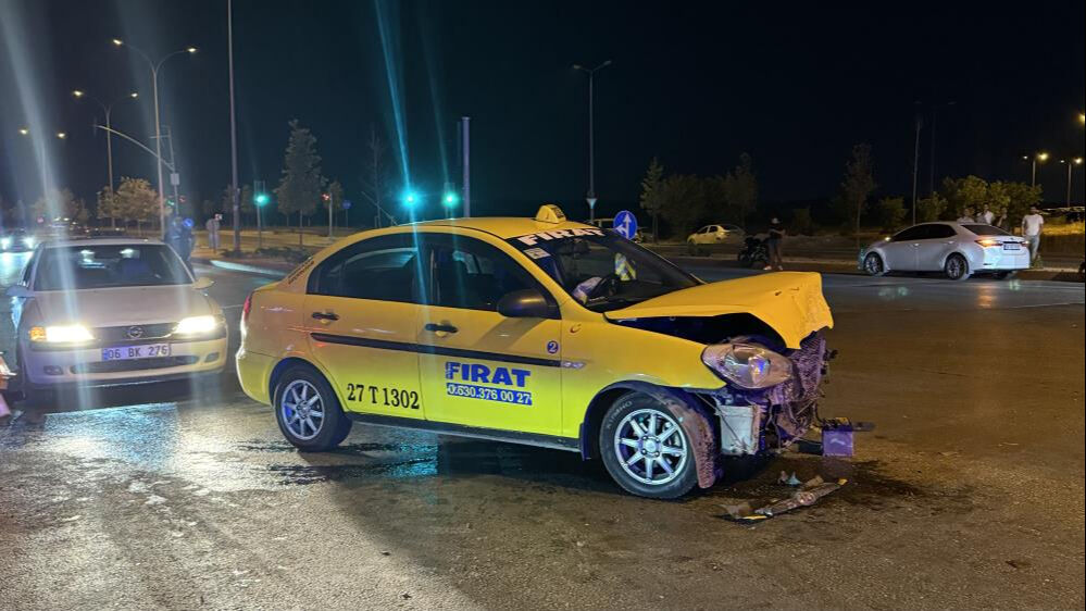 Gece yarısı ortalık karıştı, polis havaya ateş a&ccedil;tı! &Ccedil;ok sayıda yaralı ve g&ouml;zaltı var - 3. Resim