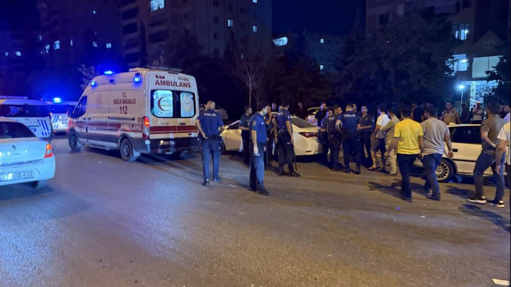 Gece yarısı ortalık karıştı, polis havaya ateş a&ccedil;tı! &Ccedil;ok sayıda yaralı ve g&ouml;zaltı var - 1. Resim