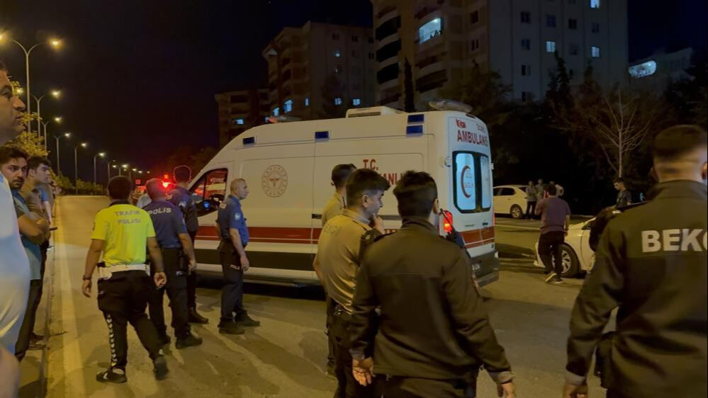 Gece yarısı ortalık karıştı, polis havaya ateş a&ccedil;tı! &Ccedil;ok sayıda yaralı ve g&ouml;zaltı var - 6. Resim