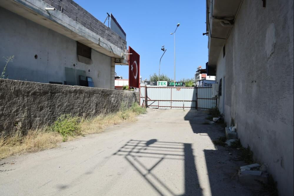 Gören şaştı kaldı! Belediyeden yazı aldı, girişi tamamen kapattı: Burası sokak değil, tapulu arazim - 1. Resim