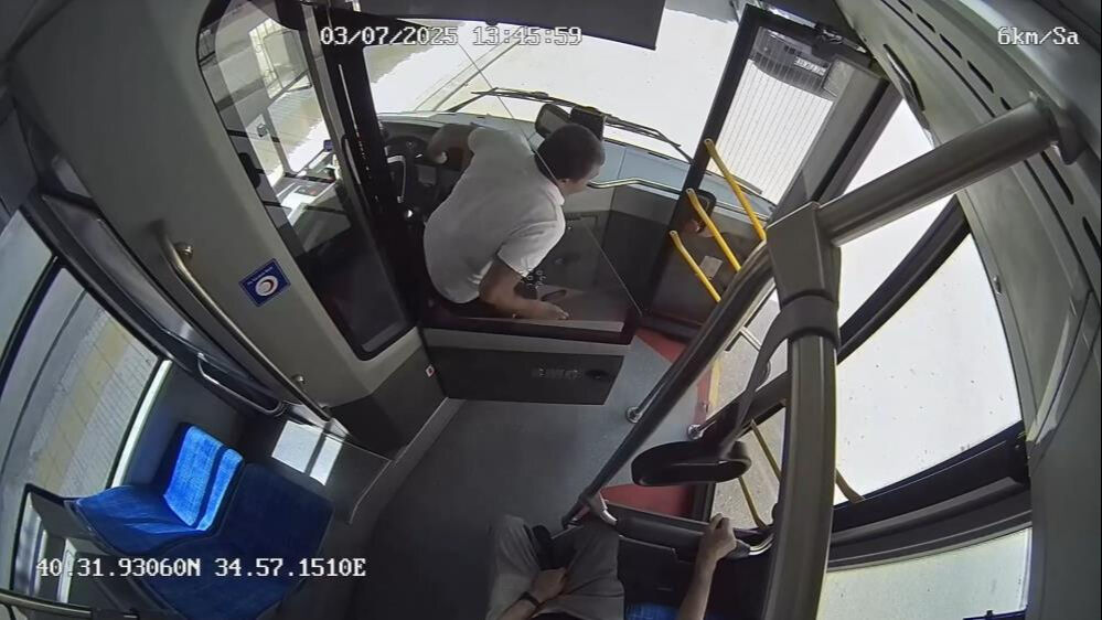 Halk otobüsünü durdurdu, koşmaya başladı! Şoförün dikkati faciayı önledi: O anlar kamerada - 1. Resim