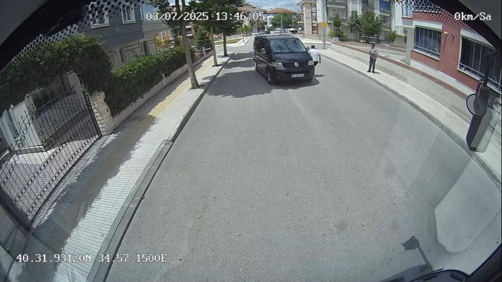 Halk otobüsünü durdurdu, koşmaya başladı! Şoförün dikkati faciayı önledi: O anlar kamerada - 2. Resim