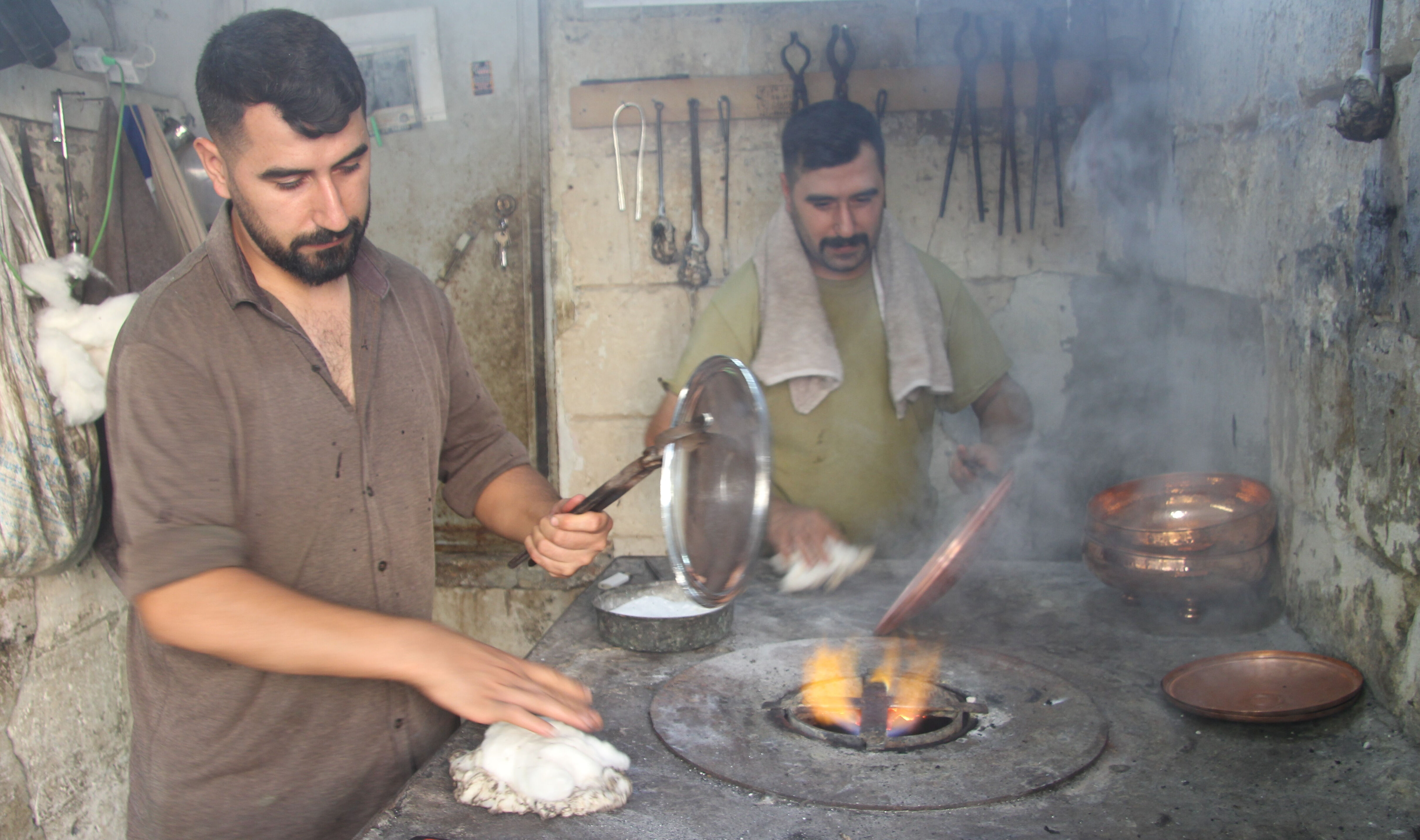 Hava 40 derece, onlar 200 derece sıcaklığın dibinde çalışıyor! 