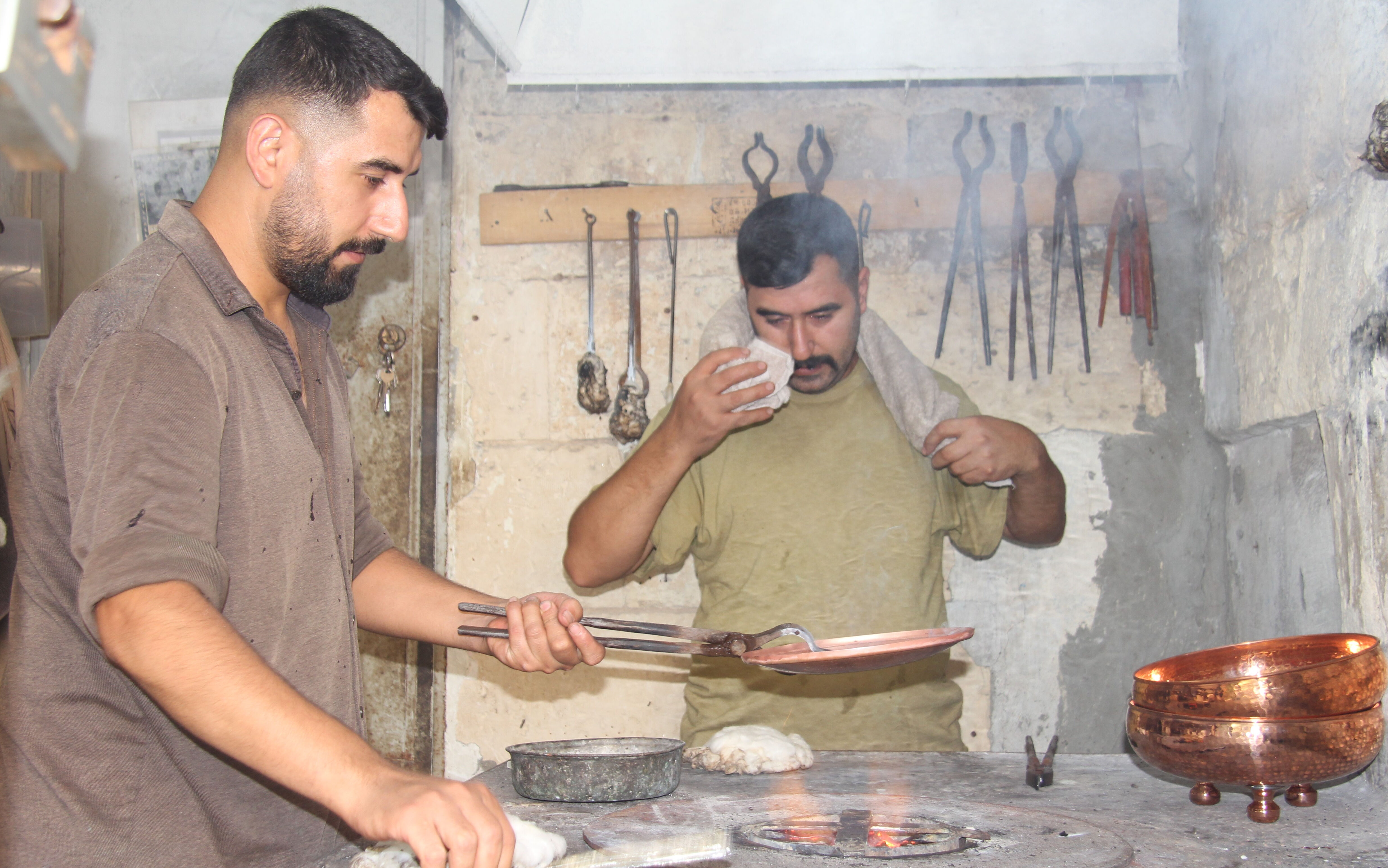 Hava 40 derece, onlar 200 derece sıcaklığın dibinde çalışıyor! 