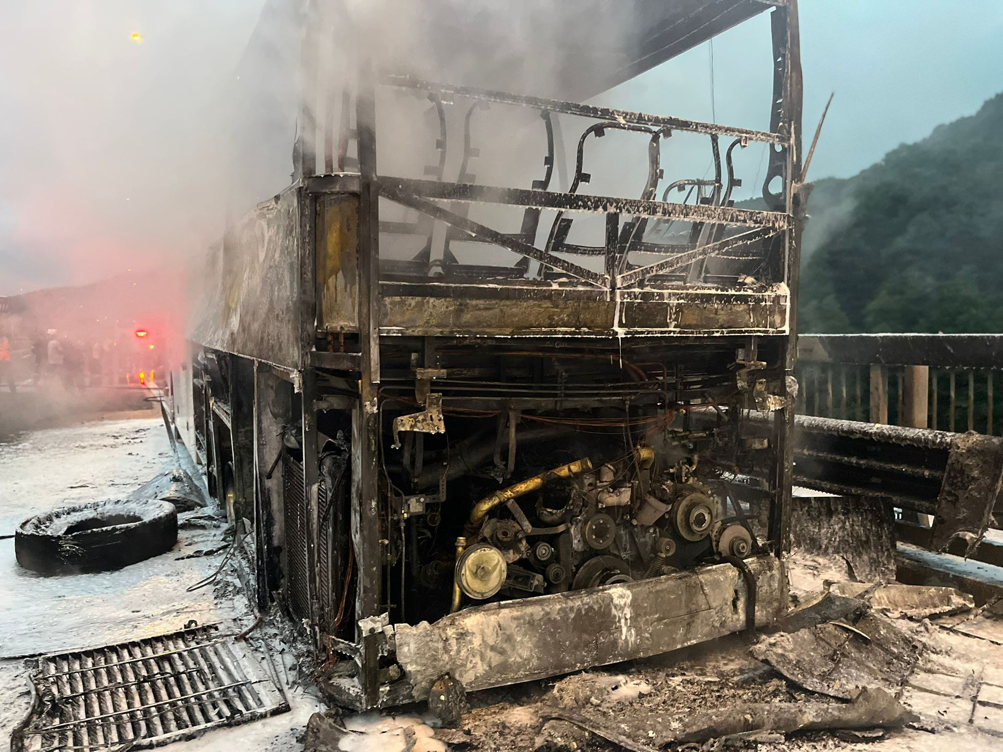 İstanbul istikameti trafiğe kapandı! Anadolu Otoyolu'nda otobüs yangını - 2. Resim