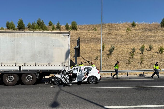 Manisa'da feci kaza: Otomobil tırın altına girdi: Yaralılar var - 3. Resim