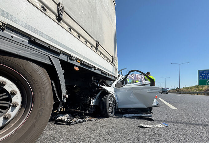Manisa'da feci kaza: Otomobil tırın altına girdi: Yaralılar var - 2. Resim