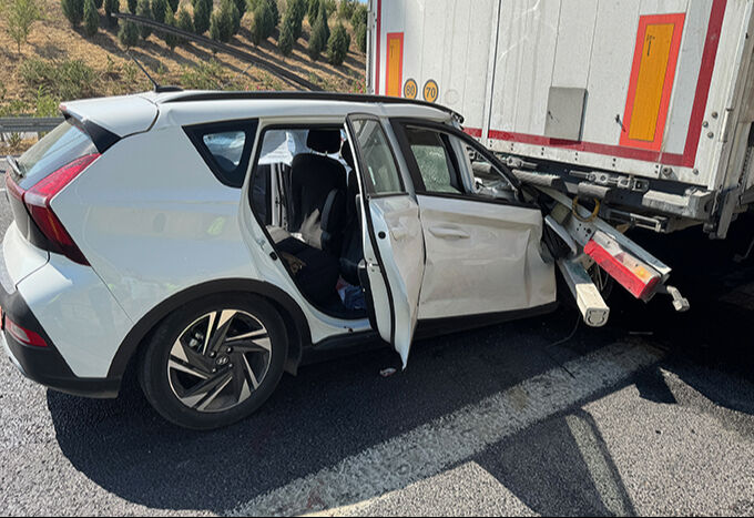 Manisa'da feci kaza: Otomobil tırın altına girdi: Yaralılar var - 1. Resim