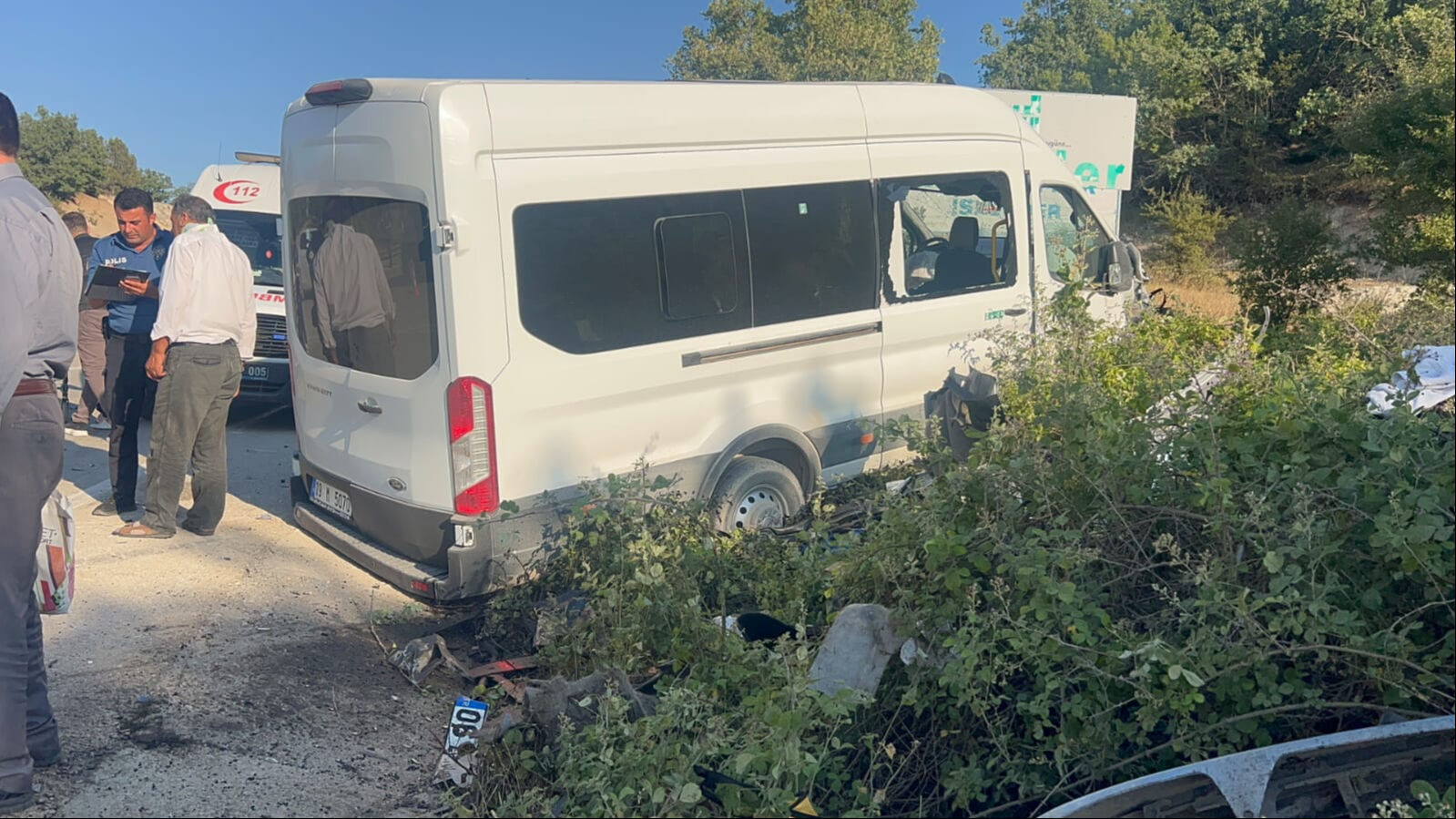 Minibüsle çarpışan otomobil ikiye bölündü! Feci kaza can pazarı kuruldu - 1. Resim