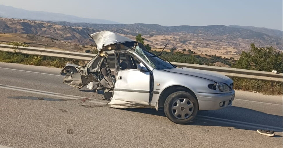 Minibüsle çarpışan otomobil ikiye bölündü! Feci kaza can pazarı kuruldu - 2. Resim