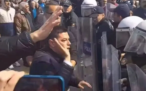 Polis kalkanına yumruk atmıştı! Hakim karşısına &ccedil;ıkan Acar &Uuml;nl&uuml;: Karşımdakinin kadın olduğunu fark etmedim - 1. Resim