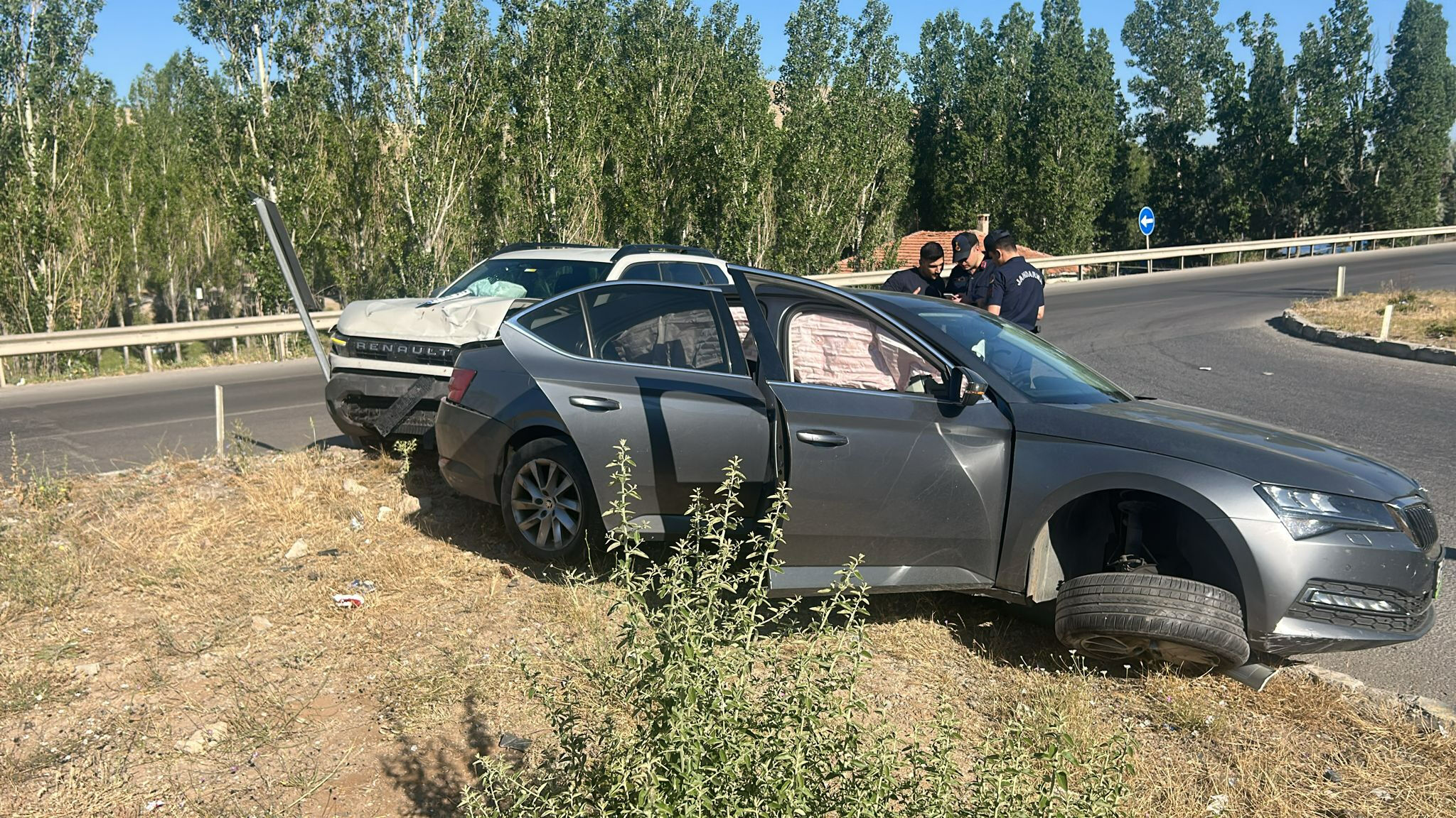 Seyir halindeki araca arkadan çarptı: Biri çocuk 5 yaralı - 1. Resim