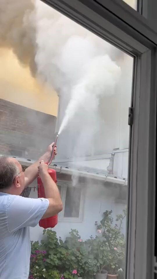 Yangınla mücadele sırasında pes dedirten olay! 'Alanı boşaltın' diyen itfaiye ekibine saldırdılar! - 1. Resim