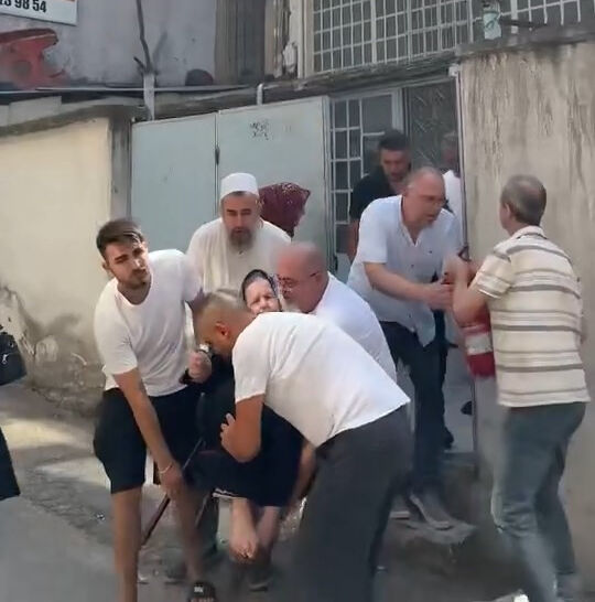 Yangınla mücadele sırasında pes dedirten olay! 'Alanı boşaltın' diyen itfaiye ekibine saldırdılar! - 2. Resim