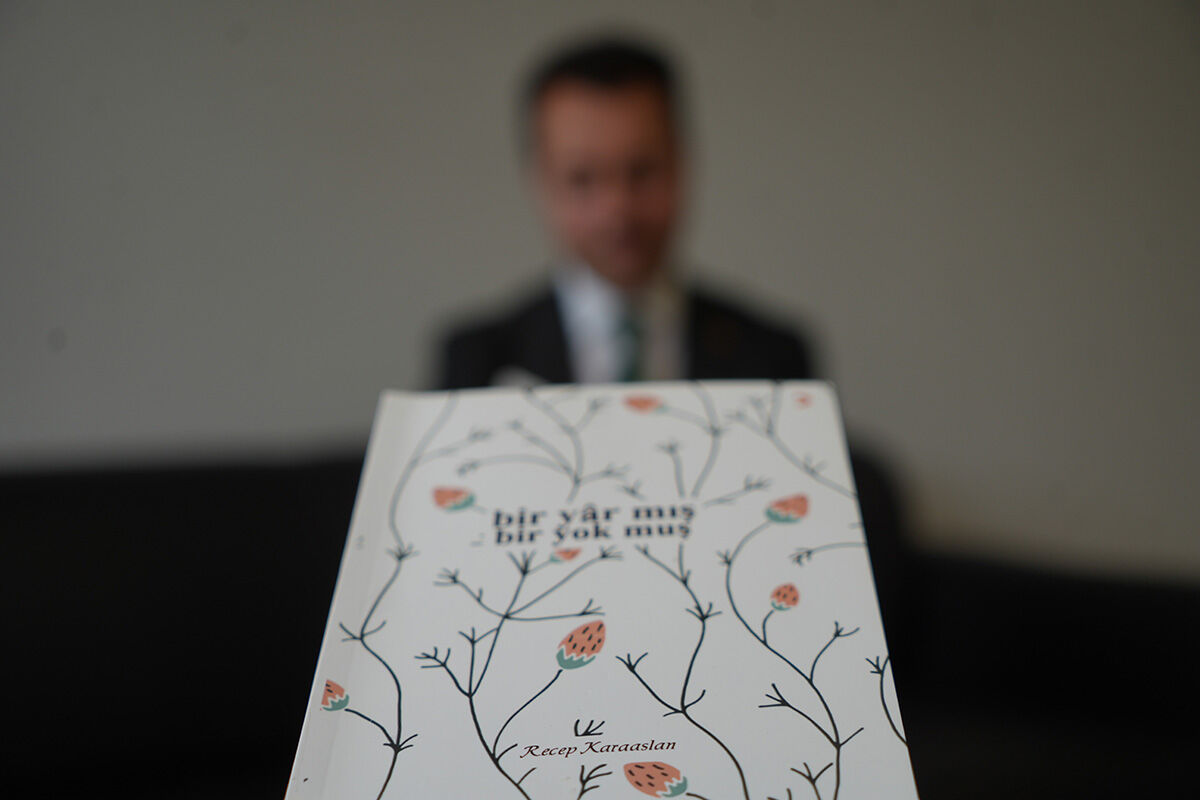 36 yaşında 8 &uuml;niversite bitirdi, 9 kitap yayınladı! - 1. Resim