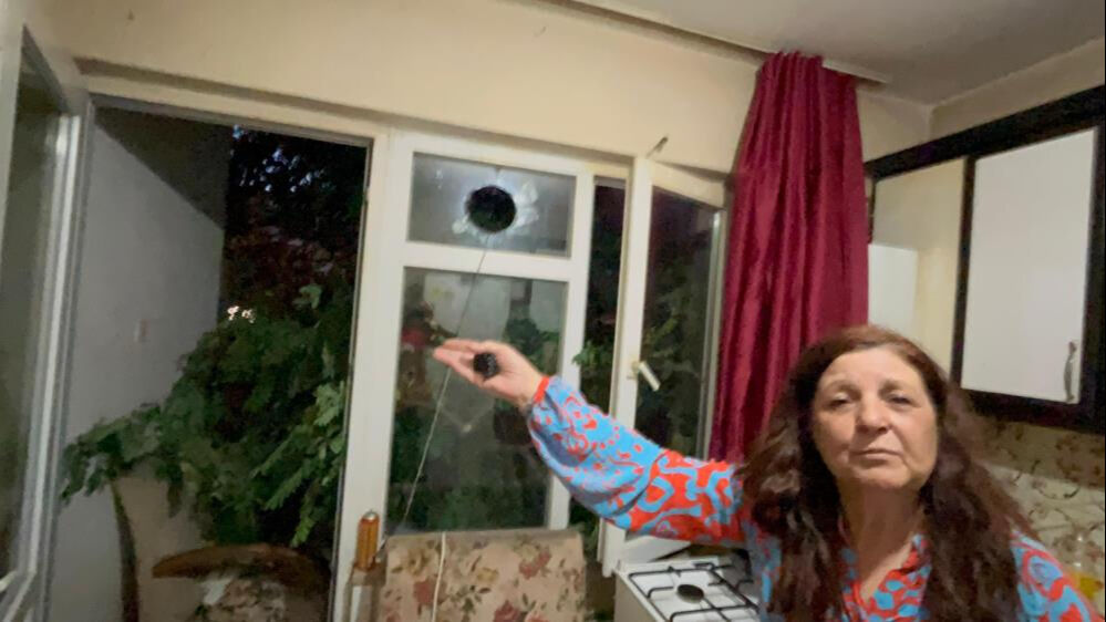 Balkonda kahve i&ccedil;en kadının &uuml;st&uuml;ne ağa&ccedil; d&uuml;şt&uuml;! - 2. Resim