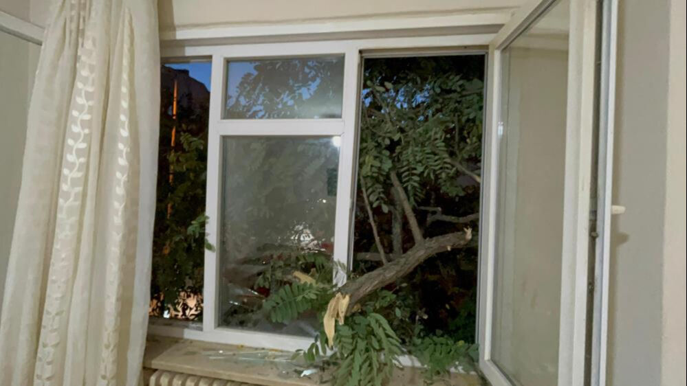 Balkonda kahve i&ccedil;en kadının &uuml;st&uuml;ne ağa&ccedil; d&uuml;şt&uuml;! - 3. Resim