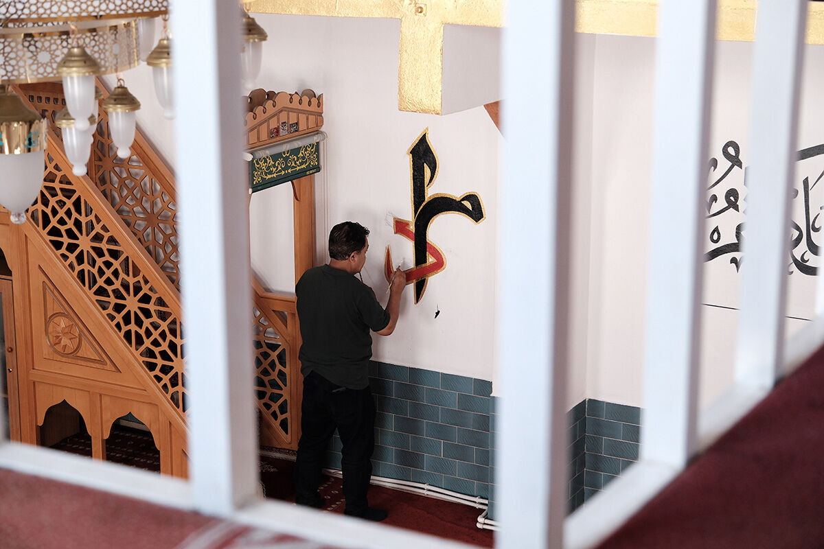 Cami cami dolaşıyor, cemaat hayran kalıyor! Bütün şehir gönüllü nakkaşın mest eden çalışmalarını konuşuyor - 4. Resim